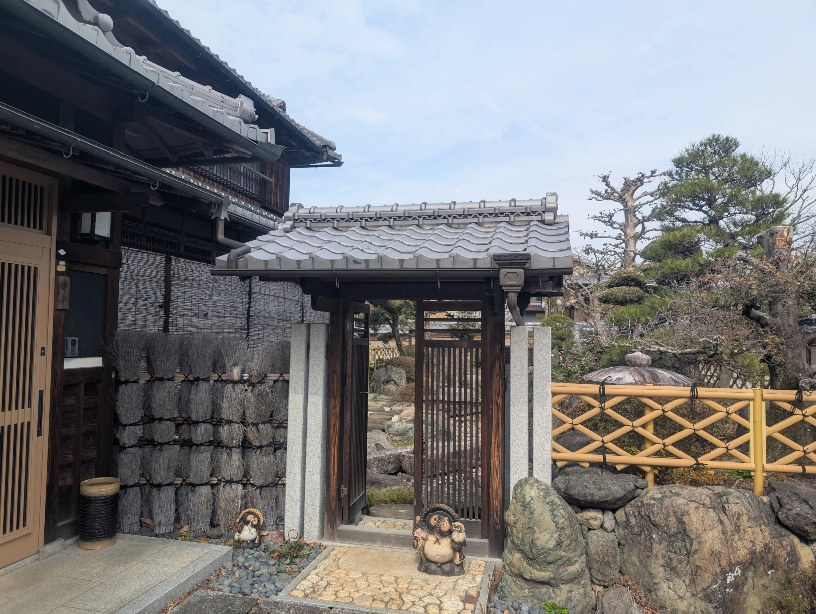 PXL_20250313_050546839_八幡 庭 門